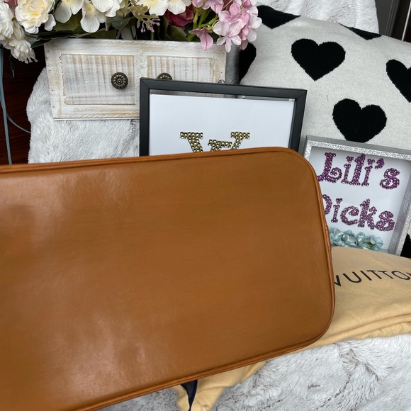 Pre love Alma LV, a sign of watermark, and burn. - Picture 10 of 16